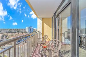 Immaculate Ocean View Suite!-Caravelle Resort 1004-Sleeps 6 Guests!的阳台或露台