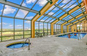 Immaculate Ocean View Suite!-Caravelle Resort 1004-Sleeps 6 Guests!内部或周边的泳池