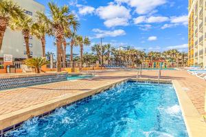 Immaculate Ocean View Suite!-Caravelle Resort 1004-Sleeps 6 Guests!内部或周边的泳池