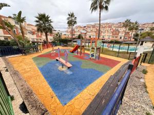 um parque infantil num parque junto à água em El 7 Rincon De La Victoria Málaga playa y piscina em Rincón de la Victoria