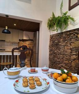 een tafel met gebakjes en fruit erop bij Porta 28 in Penacova
