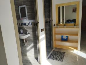 a bathroom with a sink and a mirror at Appartement Hajar in Oualidia