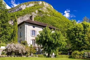 una casa frente a una montaña en Château Monts Blancs, en Lumbin