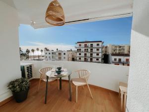 uma mesa e cadeiras numa varanda com vista em Femina Blue em Cambrils