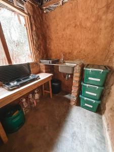 eine kleine Küche mit einem Waschbecken und einem Waschbecken in der Unterkunft Muke Village Guest House in Livingstone