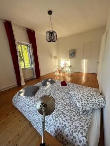 1 dormitorio con 1 cama grande en una habitación en Château Monts Blancs, en Lumbin