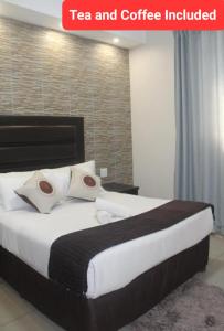 una camera d'albergo con letto e caffettiera di Bayside Hotel Empangeni a Empangeni