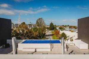 uma piscina no telhado de um edifício em 306 Le Jardin em George