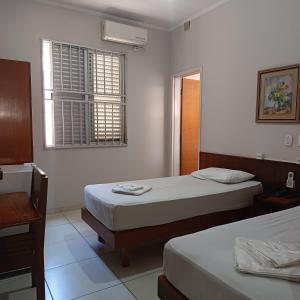 Postel nebo postele na pokoji v ubytování Hotel Chantilly