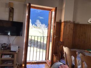 um quarto com uma porta de vidro deslizante e uma varanda em CAL RAMUNDAINA em Queralbs