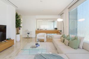 Een zitgedeelte bij Manzil - 3BR Home in Muraba Residences with Sea View