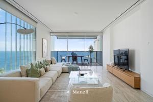Een zitgedeelte bij Manzil - 3BR Home in Muraba Residences with Sea View