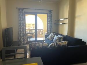 salon z kanapą i stołem w obiekcie Gravity Joy Apartments Sahl Hasheesh w mieście Hurghada