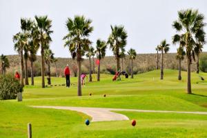 eine Gruppe von Menschen, die auf einem Golfplatz Golf spielen in der Unterkunft Beautifully Restored Ponte de Lima Farm House - 6 Bedrooms - Quinta Fornelos - Private Pool and Surrounded by Hectares of Vineyards in Ponte de Lima