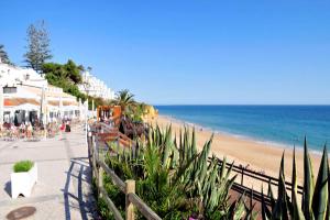 einen Strand mit einem Zaun und Stühlen und dem Meer in der Unterkunft Beautifully Restored Ponte de Lima Farm House - 6 Bedrooms - Quinta Fornelos - Private Pool and Surrounded by Hectares of Vineyards in Ponte de Lima