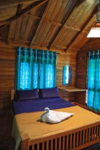 Un pat sau paturi într-o cameră la Royal Wooden villa