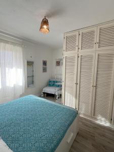 1 dormitorio con 1 cama grande con alfombra azul en La casa di Camilla en Cannigione