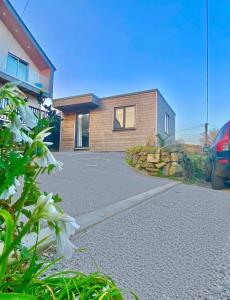 a house with a car parked in front of a driveway at Casa Studio in St Ives