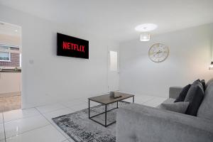 Televiisor ja/või meelelahutuskeskus majutusasutuses Sleek & Tranquil Corner on Durham Road, Sleeps 4