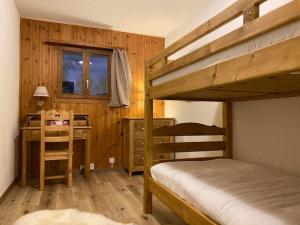 Tempat tidur susun dalam kamar di Marvellous apartment with view on the Alps!