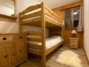 Tempat tidur susun dalam kamar di Marvellous apartment with view on the Alps!