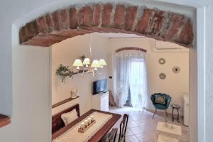 uma vista para uma sala de estar com uma mesa e um sofá em Casa Ninin - Belcanto Villas em Viareggio