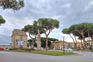 uma rua com um edifício e algumas árvores e uma estrada em Casa Ninin - Belcanto Villas em Viareggio