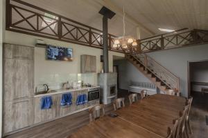 una cocina con una mesa de madera y una escalera en Holiday home Uzbazes, en Valmiera 12 fotos más