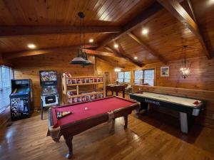 uma sala de bilhar com uma mesa de bilhar e uma sala de jogos em Spacious Resort Log Cabin, Easy Drive, Hot Tub, Arcade Gameroom, Mountain Vibe em Gatlinburg