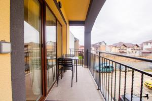 balcón con mesa y sillas en MO Apartments Spac, en Brasov