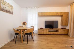 comedor con mesa y TV en MO Apartments Spac, en Brasov