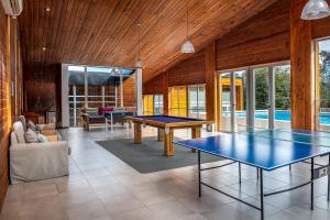 una sala de estar con 2 mesas de ping pong. en Bahía Montaña Resort en Villa La Angostura