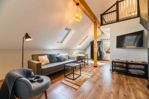 a living room with a couch and a tv at The Good House - Harman in Hărman