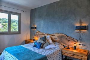 Un dormitorio con una cama grande y una ventana. en Villa Luciana, en Cannigione 34 fotos más