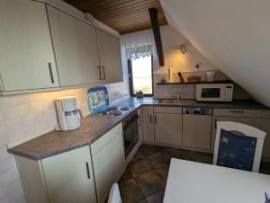 Η κουζίνα ή μικρή κουζίνα στο Haus Dorfschmiede, Wohnung Anker +17 φωτογραφίες
