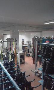 Bjelasnica Mini Studio في سراييفو: صالة ألعاب رياضية مع الكثير من المعدات في الغرفة