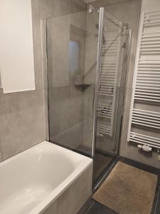 uma casa de banho com um chuveiro e uma banheira em Ferienwohnung Ortner em Sankt Johann in Tirol
