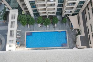 O vedere a piscinei de la sau din apropiere de Tiffany Apartment Downtown Dubai