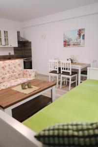 un soggiorno con divano e tavolo di Flower Apartment a Jáchymov