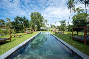 una piscina in un parco con un parco giochi di Wirdana Resort & Spa a Galle
