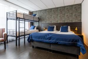 1 Schlafzimmer mit 2 Betten und 1 Etagenbett in der Unterkunft City Hotel de Jonge in Assen