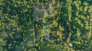 una vista sul tetto di una casa nella foresta di Wirdana Resort & Spa a Galle