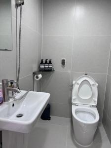 慶州的住宿－Hanok Dasi Bom 101，浴室配有白色卫生间和盥洗盆。