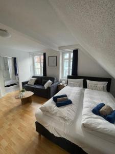 1 dormitorio con 1 cama grande y sala de estar en Haus zum Rütli, en Chur