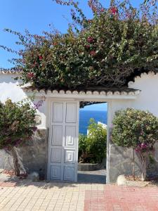 a white door with flowers on top of it at Villa Oasis La Paz - Romen Studio - ADULTS ONLY in Puerto de la Cruz