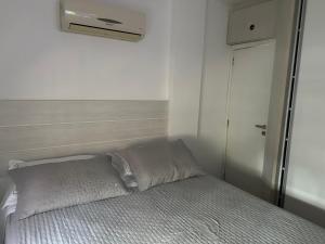 1 dormitorio con 1 cama y aire acondicionado en Simplicidade e aconchego, en Itapema