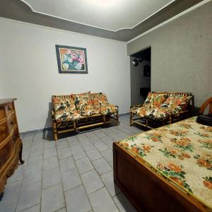 索克勒的住宿－Estância Oliveira，一间设有两张床和沙发的房间