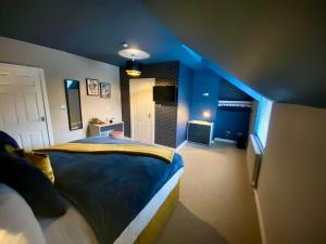 1 dormitorio azul con 1 cama grande en una habitación en LFC 6 Bedroomed House sleeps 14, en Liverpool
