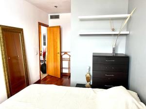 een slaapkamer met een bed, een dressoir en een ladder bij LA TORRE I in Santa Cruz de Tenerife