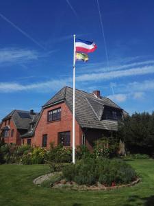 een vlag op een paal voor een huis bij Ferienwohnung Fernblick in Osdorf